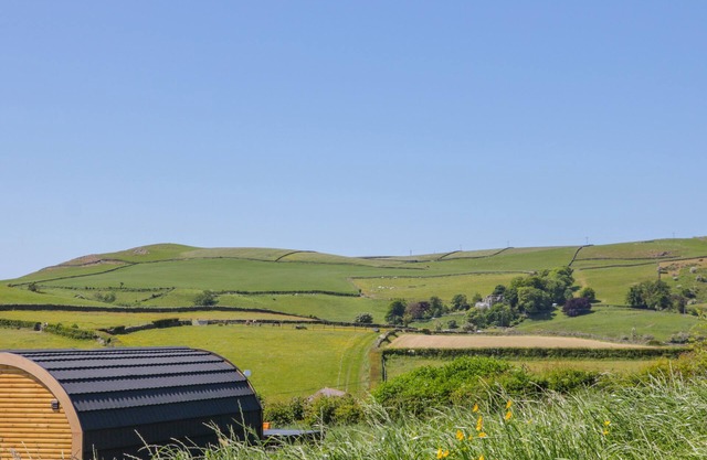HOLLY, pet friendly, with hot tub in Ulverston