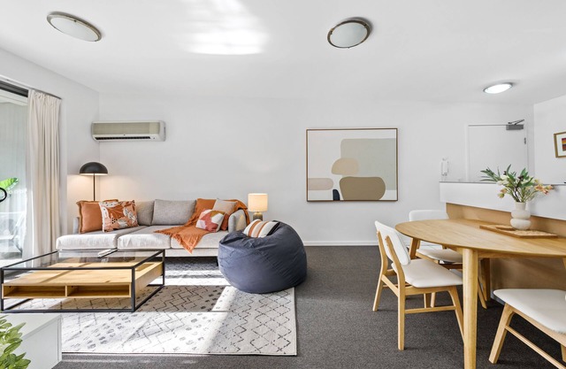 Home away from Home! 2Bed/1Bath/Car/Pool~2kms CBD