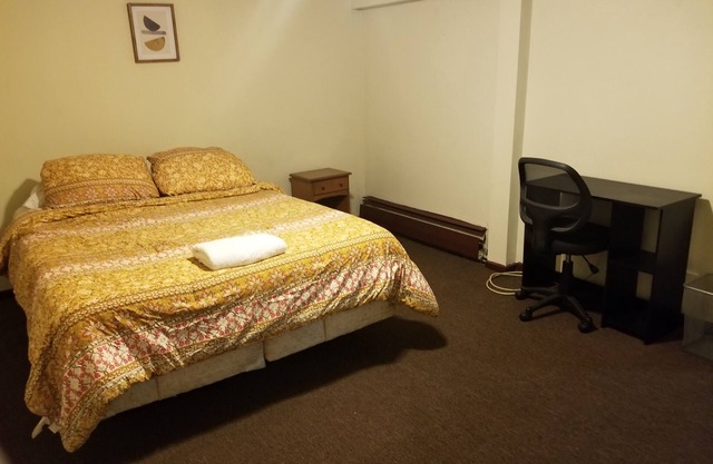 Home away from home. 12 Mins from shopping Mall.