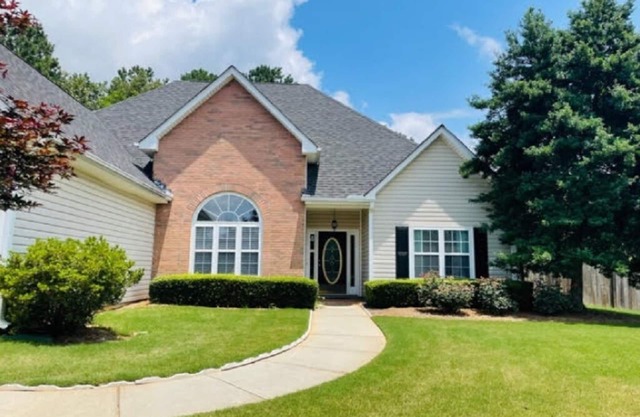 Home Away From Home on a Quiet Cul-de-sac with large backyard