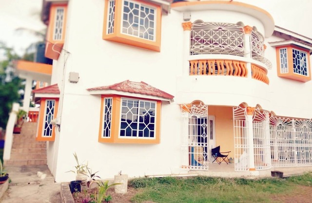 Home from home. Spacious 3 bed room apartment Jamaica.