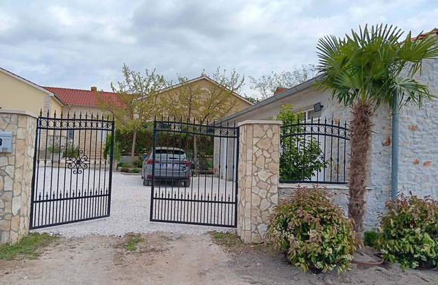 Home in Serene Village-Vineyards Views-Central To All Attractions-Highway