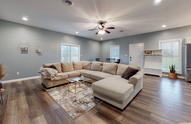 Home on 10 acres + private lake!