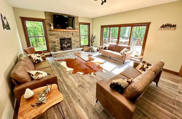 Home on 6 Acres, Privacy Amazing-Hot Tub-Game Rm-Fire Pit-Sleeps 16