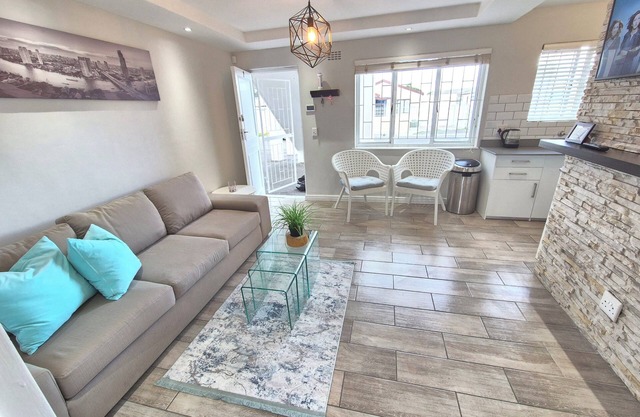 Home-on-Railway~A Lovely contemporary 2-bedroom apartment with WiFi in Cape Town