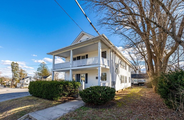 Home with King Bed Near UCONN & ECSU & Hospital