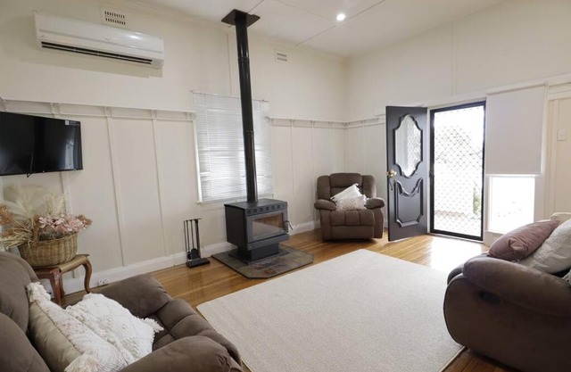 Homely 2-Bed Cottage Near Tenterfield Centre
