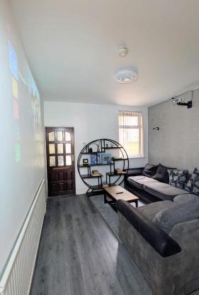 Homely Long Stay, Breakfast, Games and Projector