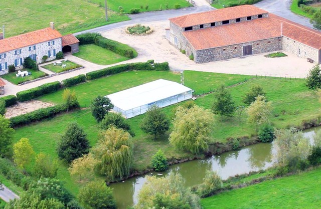 Homerez - Amazing house for 6 ppl. with shared pool and terrace at Moncoutant