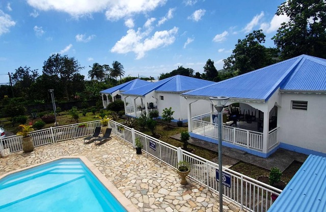 Homerez - Beautiful bungalow for 4 ppl. with shared pool at Capesterre-Belle-Eau