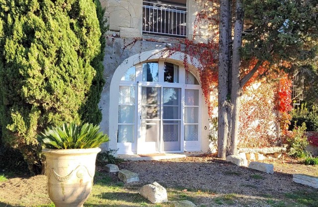 Homerez - Bright Apartment in Arles with Shared Pool