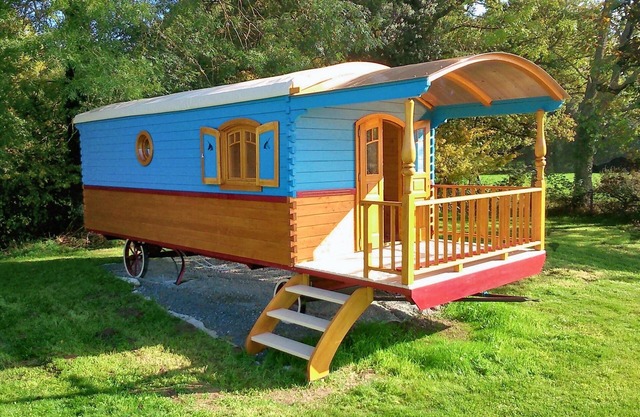 Homerez - Charming Bungalow in Saint-Pardoux with Pool