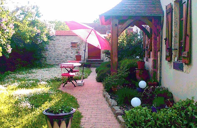 Homerez - Charming House in Montoldre, Garden