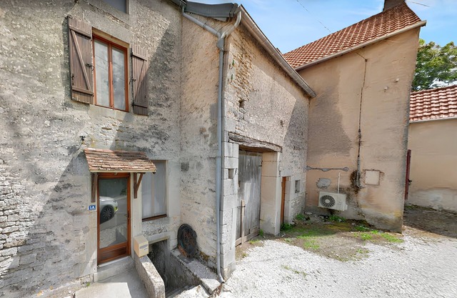 Homerez - Charming house in Échalot with private parking included