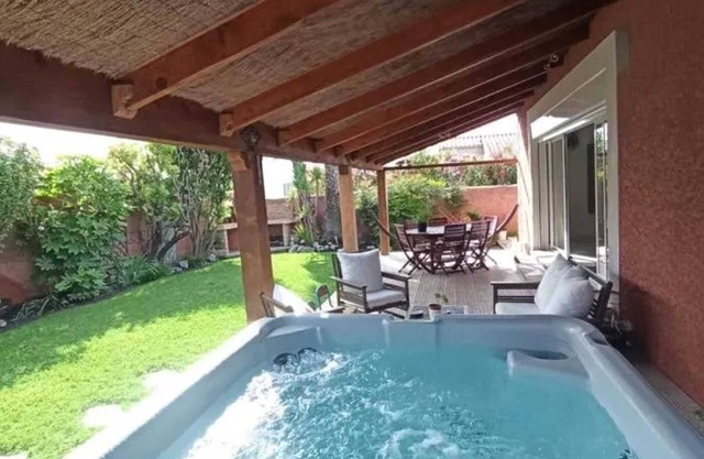 Homerez - Charming House in Gigean with Terrace and Fenced Garden