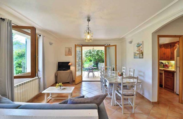 Homerez - Comfortable apartment in Le Bar-sur-Loup 60 m² with garden