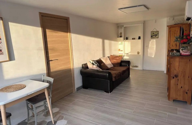 Homerez - Cozy Apartment in Feyzin - 47 m² with Parking