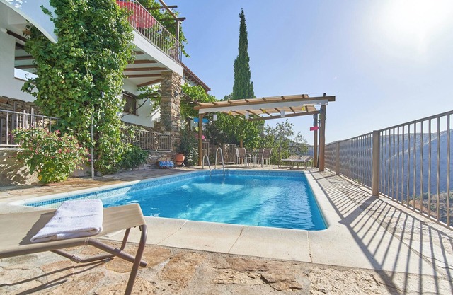 Homerez - Cozy Chalet with Pool in Laroya