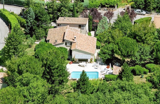 Homerez - Elegant Villa in Céreste with Private Pool and Jacuzzi