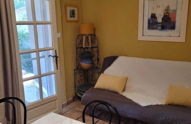 Homerez - Family Apartment in Arles with Garden and Pool