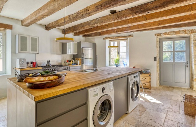 Homerez - House for 6 ppl. with swimming-pool and garden at Montignac-Charente