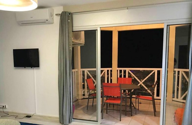 Homerez - Nice appartement for 4 ppl. with sea view and terrace at Saint-Denis