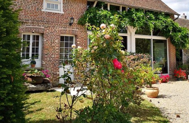 Homerez - Nice house for 6 ppl. with garden and terrace at Le Vaudreuil