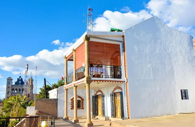 Homerez - Spacious house for 6 ppl. with terrace at Ambohimitsimbina