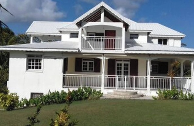 Homerez - Spacious Apartment in Petit-Canal with Balcony