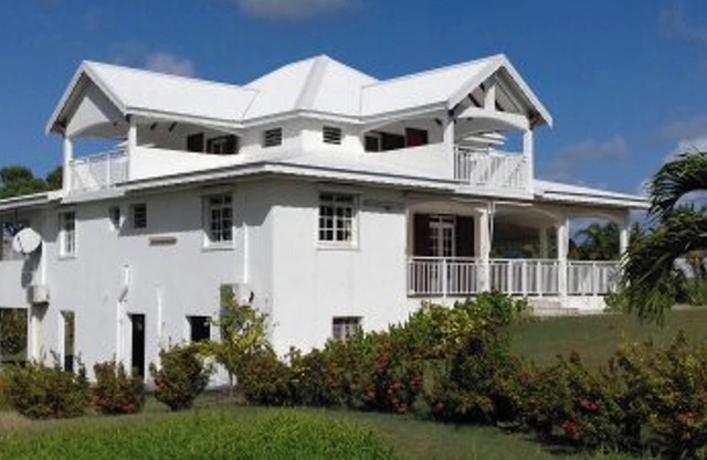 Homerez - Spacious Apartment in Petit-Canal with Balcony