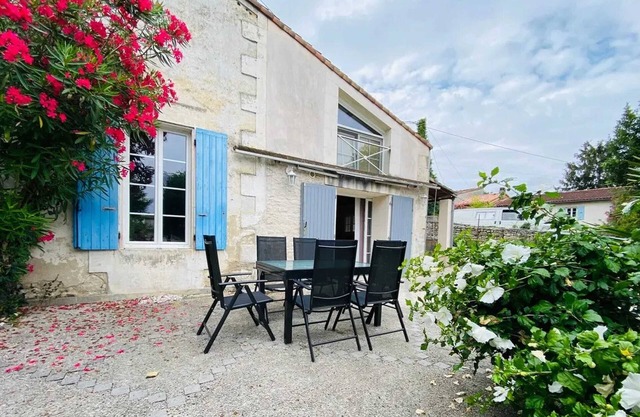 Homerez - Spacious family house in Niort with garden