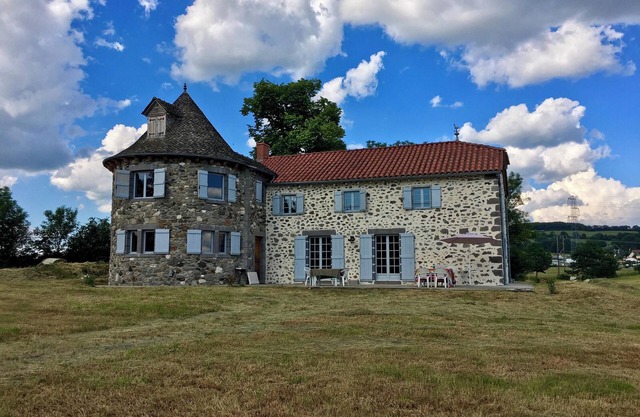 Homerez - Spacious House with Mountain View in Naucelles
