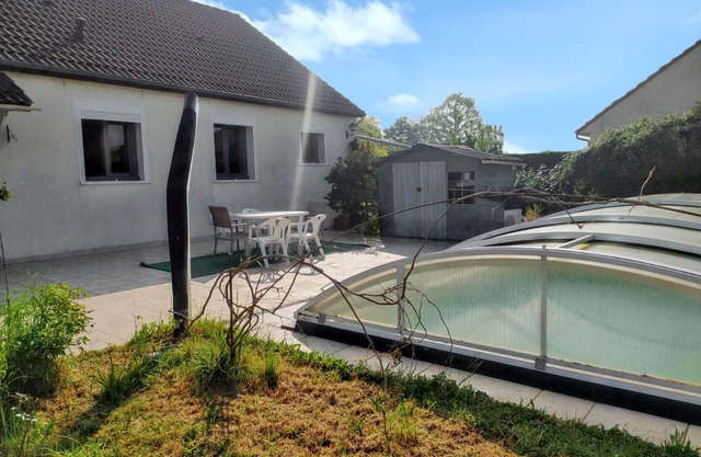 Homerez - Spacious Villa in Briare with Private Pool and Activities
