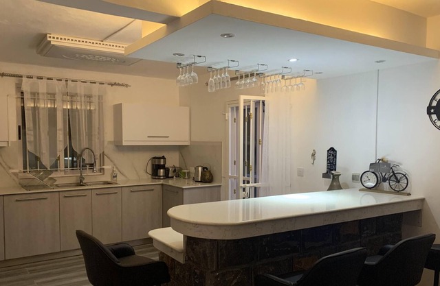 Homerez - Villa 1 km away from the beach for 6 ppl. with shared pool and garden