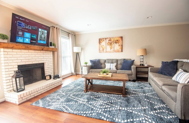 Homewood Townhome-2.5 Baths/King Beds/Free Parking