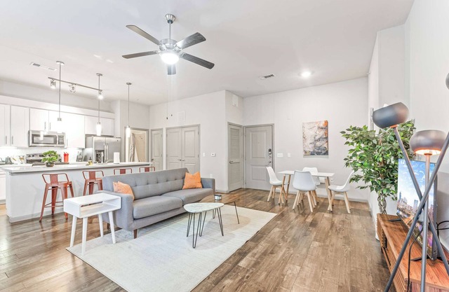 Homey 2BR suite close to Downtown w/fast WiFi