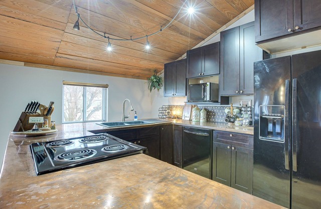 Homey Ohio Getaway on Private 7-acre Farm!