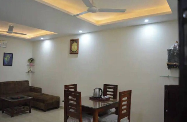 Homlee -Jumbo Lux Flat w kitchen, parking & hills