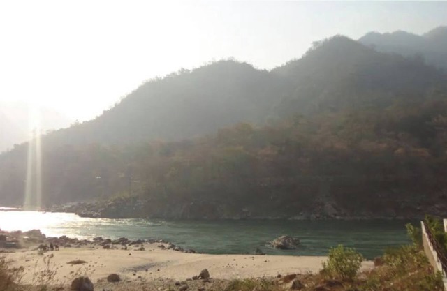 Homlee -Jumbo Lux Flat w kitchen, parking & hills