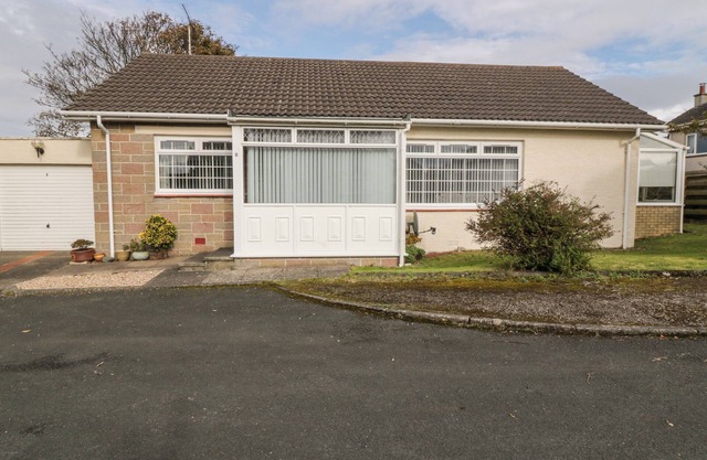 HONESTY COTTAGE, pet friendly, country holiday cottage in Maidens