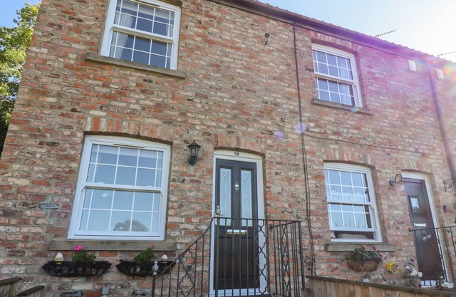 HONEYBEE COTTAGE, pet friendly, character holiday cottage in Ripon