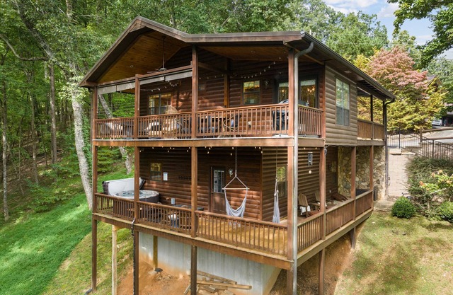 Honeycomb Ridge~Luxury 4BR 3B~Hot tub~Fire Table~Game Room~Double Decks~Gym