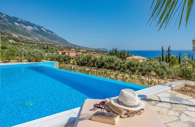 Honeymooners !Close to amenities fab sea views!