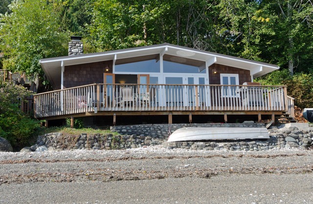 Hood Canal, Octopus Hole Beach Cabin. 315' Cove with Oysters!