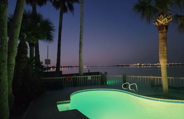 Hook Wine Sinker Waterfront Paradise On Oso Bay Pool, near beach Corpus Christi