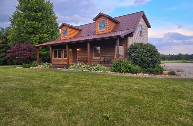 Hoosier Comfort Retreat on Lazy Willow Pond; Rustic, Private, Country Haven 10+