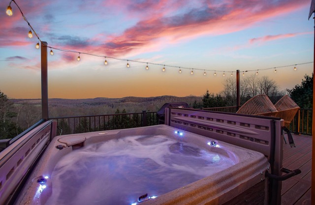 Horizon Hideout YURT w/HOT TUB, Smart TV + VIEWS!