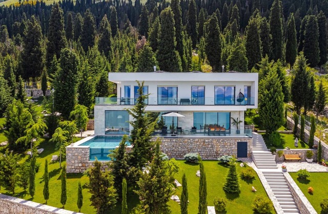 Horizon Villa: Luxurious Lakefront Retreat