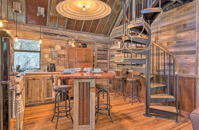 'horse Thief Inn' Cabin Retreat w/Deck & Hot Tub!