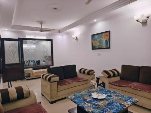 Hostmystay-3BHK in GK3 ! Mblck